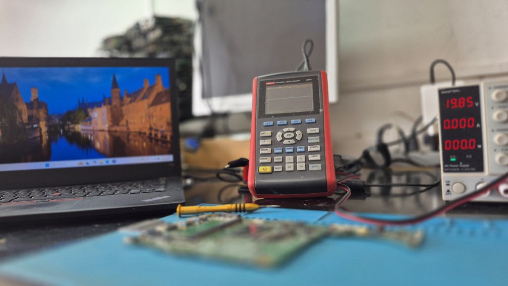 Notebook e bancada técnica