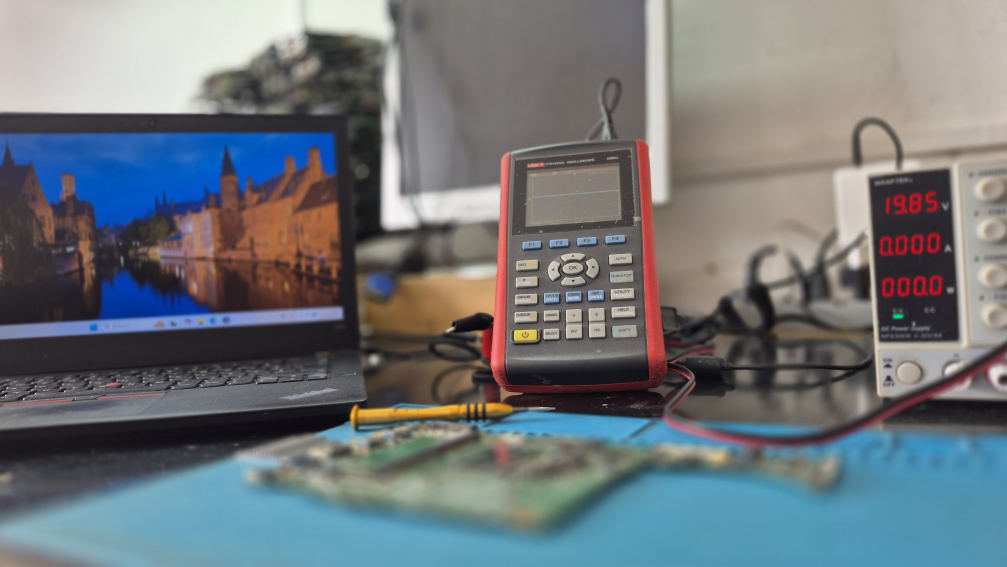 Notebook e bancada técnica